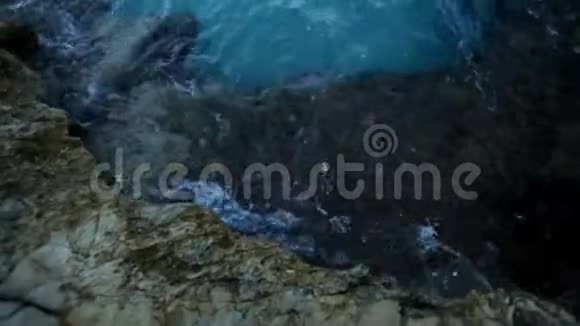 海浪拍打在石岸上视频的预览图