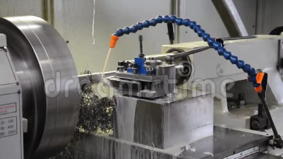 工业生产中的数控车削机视频的预览图