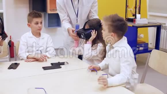 儿童VR眼镜研究现代技术视频的预览图