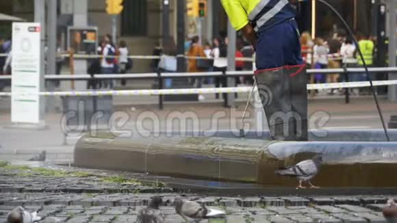 工人在缓慢的运动中用压力清洗城市街道视频的预览图