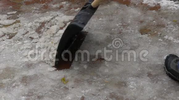 录像员清理院子里的铲子上的雪慢动作120FPS视频视频的预览图