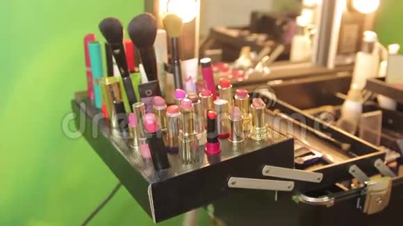 化妆刷和餐桌上的化妆品视频的预览图