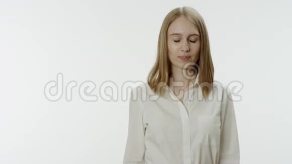 无聊的女人在白色背景下打哈欠视频的预览图