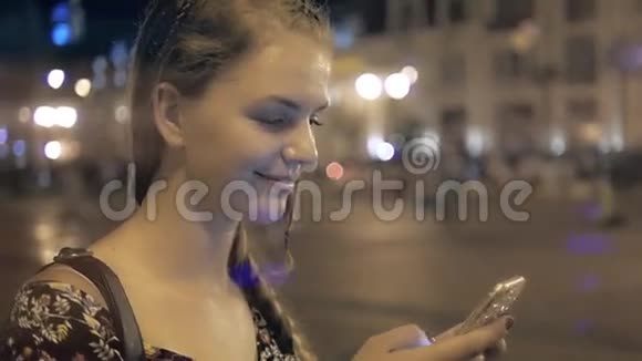 女游客正在通过手机搜索导航而晚上则站在街上学生女生视频的预览图