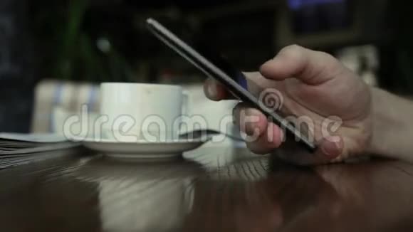 在咖啡馆里用智能手机的人视频的预览图