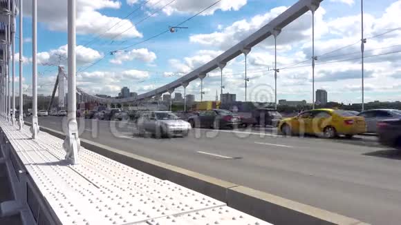 俄罗斯莫斯科2017年6月28日Krymsky桥上车辆交通视频的预览图