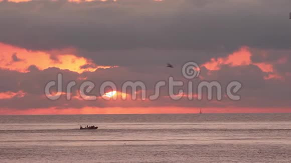 渔船在黎明时进入公海视频的预览图