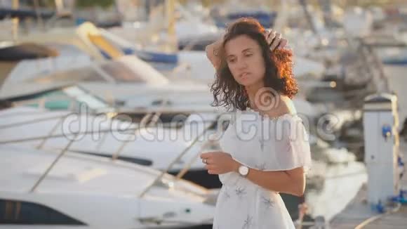 一个美丽的女人在夏天的码头上思考生活视频的预览图