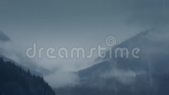雾山在大雨中视频的预览图