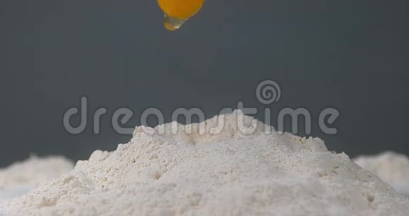 鸡蛋落在面粉上视频的预览图