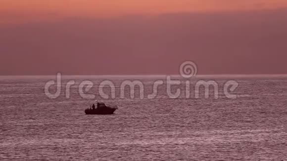 渔船在黎明时进入公海视频的预览图