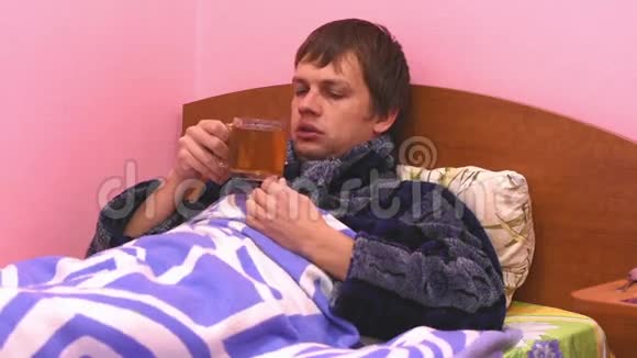 病人躺在床上喝热茶视频的预览图