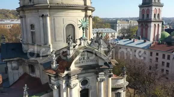 乌克兰利沃夫老城区中部多米尼加教堂空中录像视频的预览图