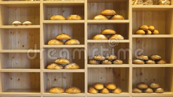 现代面包店有不同种类的面包蛋糕和面包视频的预览图