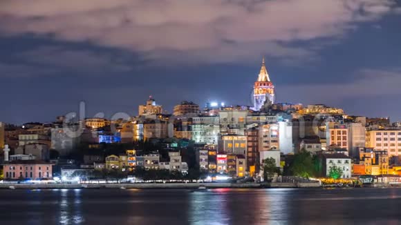 伊斯坦布尔城市景观加拉塔塔和漂浮在博斯普鲁斯海峡的游船视频的预览图