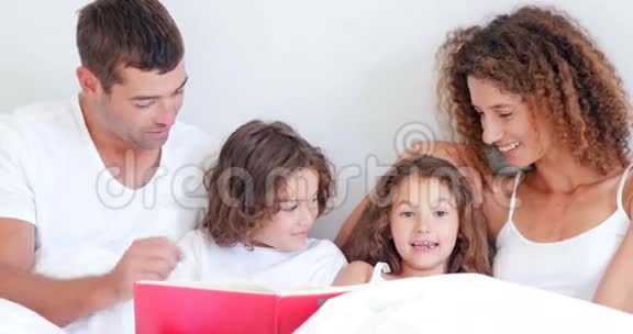 专注的父母给孩子读故事视频的预览图