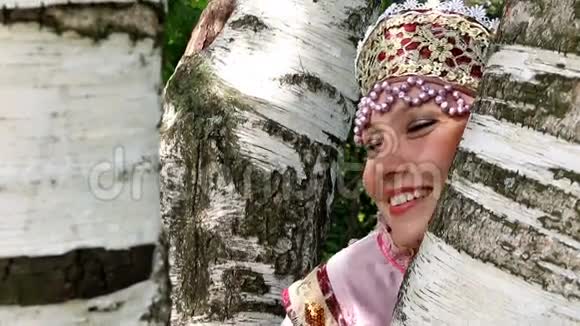 穿着民族服装和桦树的快乐俄罗斯女孩视频的预览图