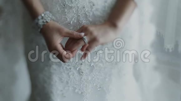 新娘手指上非常漂亮结婚戒指视频的预览图