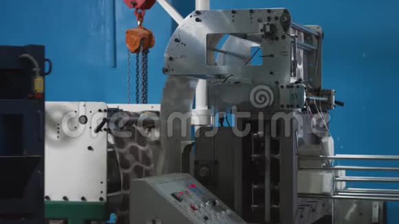 纸制品制造的工厂机械冲压或切割机视频的预览图
