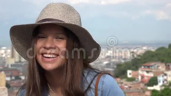 带着有趣的帽子的爆笑少女视频的预览图