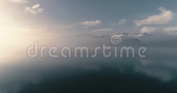 在清晨的阳光下在峡湾上空盘旋冰岛视频的预览图