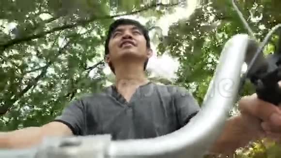 4K视频小亚洲儿童与父亲骑自行车视频的预览图