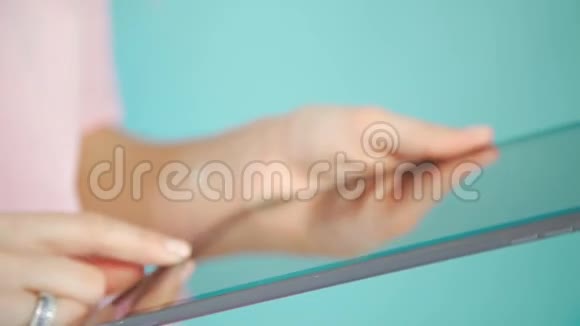 女人手使用平板电脑触摸屏一个女人在用平板电脑视频的预览图