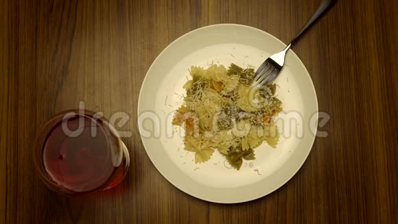 用叉子吃意大利面喝葡萄酒视频的预览图
