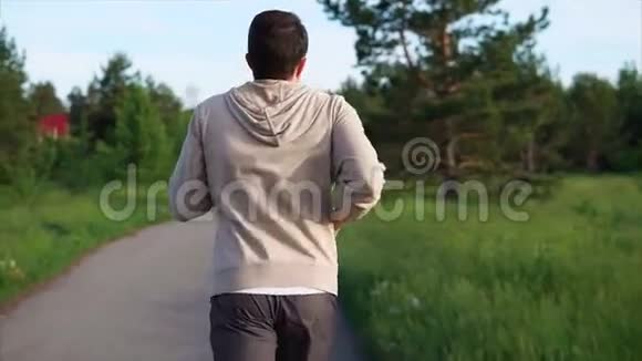 年轻人跑在公园的跑道上运动和健康生活方式视频的预览图