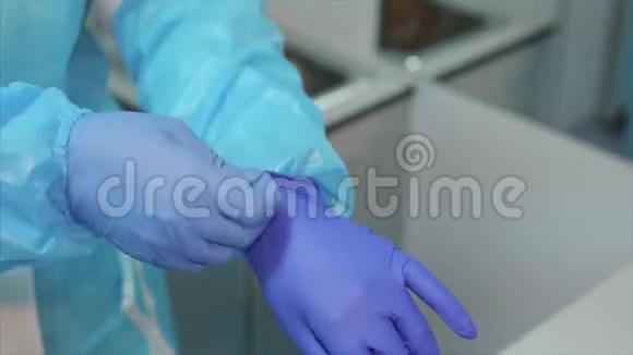 医生在医院戴手套医用手套医护人员戴上医疗手套视频的预览图