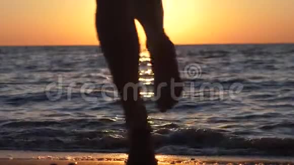 年轻的女人跑进大海夏日女子沙滩自由快乐理念节假日期间自由度假旅游慢慢慢慢视频的预览图