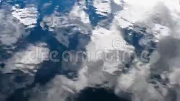 波浪状的水面反射天空视频的预览图