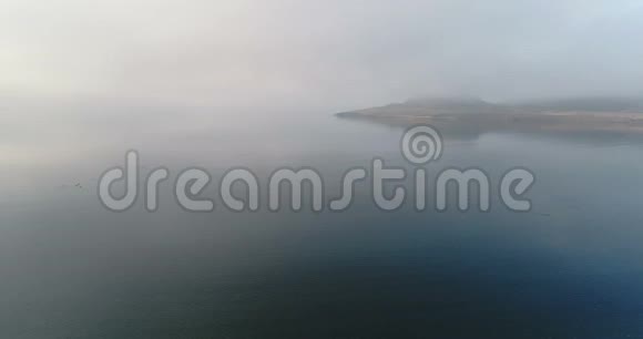 在清晨的阳光下在峡湾上空盘旋冰岛视频的预览图