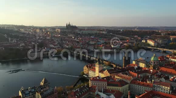 布拉格老城的全景城市的鸟瞰布拉格上空的景色城市上空的飞行山顶视频的预览图