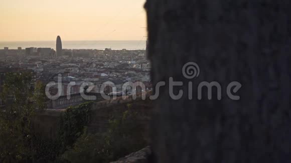 巴塞罗那城市景观从公园盖尔的视野巴塞罗那城市观光视频的预览图