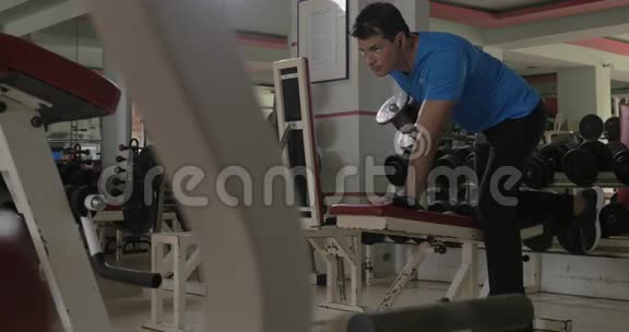 在健身房锻炼三头肌的年轻人视频的预览图