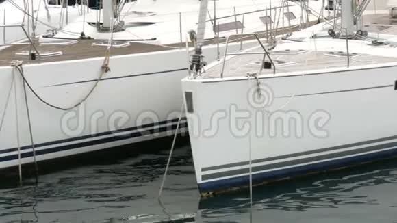 一艘漂亮的白色时髦游艇停泊在巴塞罗那的港口或海湾视频的预览图