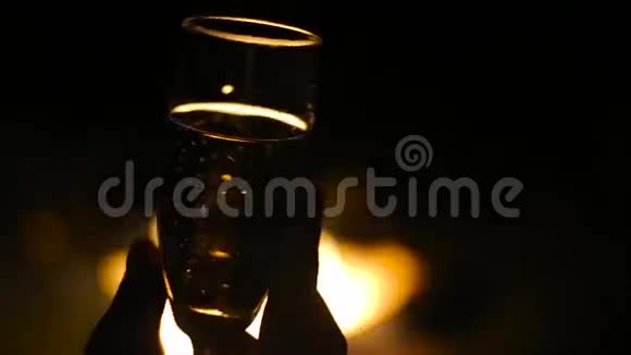 背景上有火焰的香槟视频的预览图