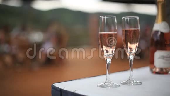 桌上有香槟酒杯视频的预览图