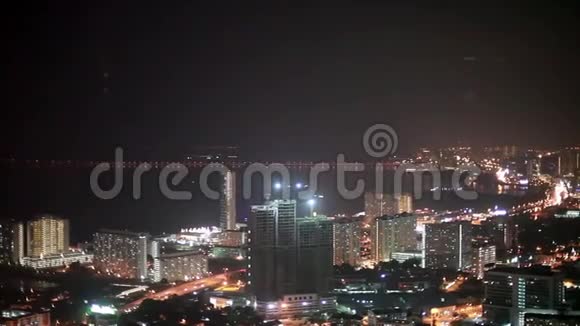 夜间从山顶或山顶俯瞰城市景观的全景改变焦点模糊的灯光视频的预览图