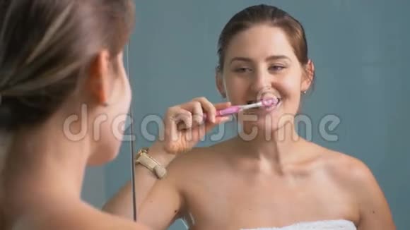 4K段年轻女性刷牙和上班迟到的镜头视频的预览图