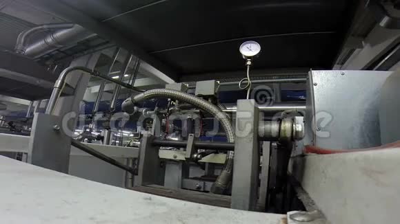 工厂工业机器上的压力表视频的预览图