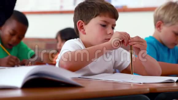 小男孩在课堂上写作视频的预览图