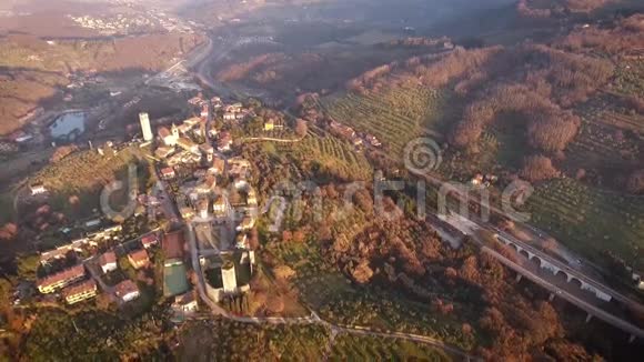 欧洲意大利一个美丽的小镇的空中录像4K视频的预览图