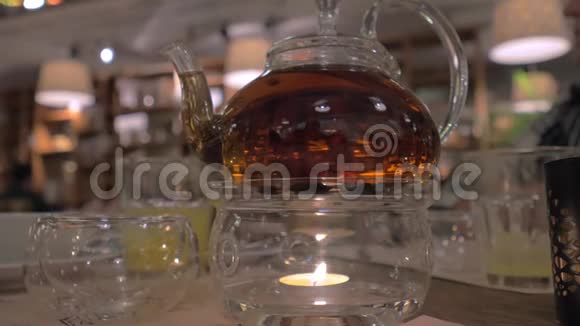 餐厅桌上的玻璃茶壶视频的预览图