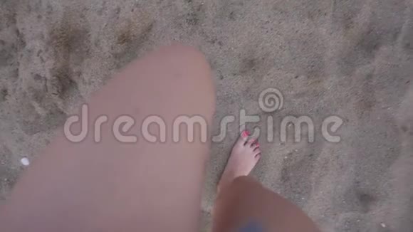 女人的腿在海边散步女人的脚在沙滩上行走视频的预览图