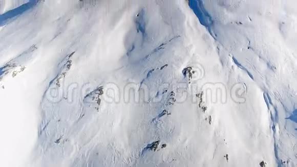 瑞士和法国阿尔卑斯山的快速空中揭示视频的预览图