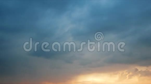 暴风骤雨的蓝色云圈视频的预览图