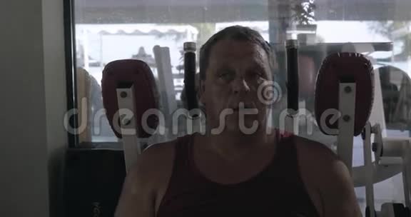 人在健身房用模拟器做腹部运动出汗视频的预览图
