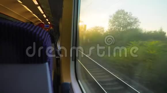火车旅程日落光视频的预览图